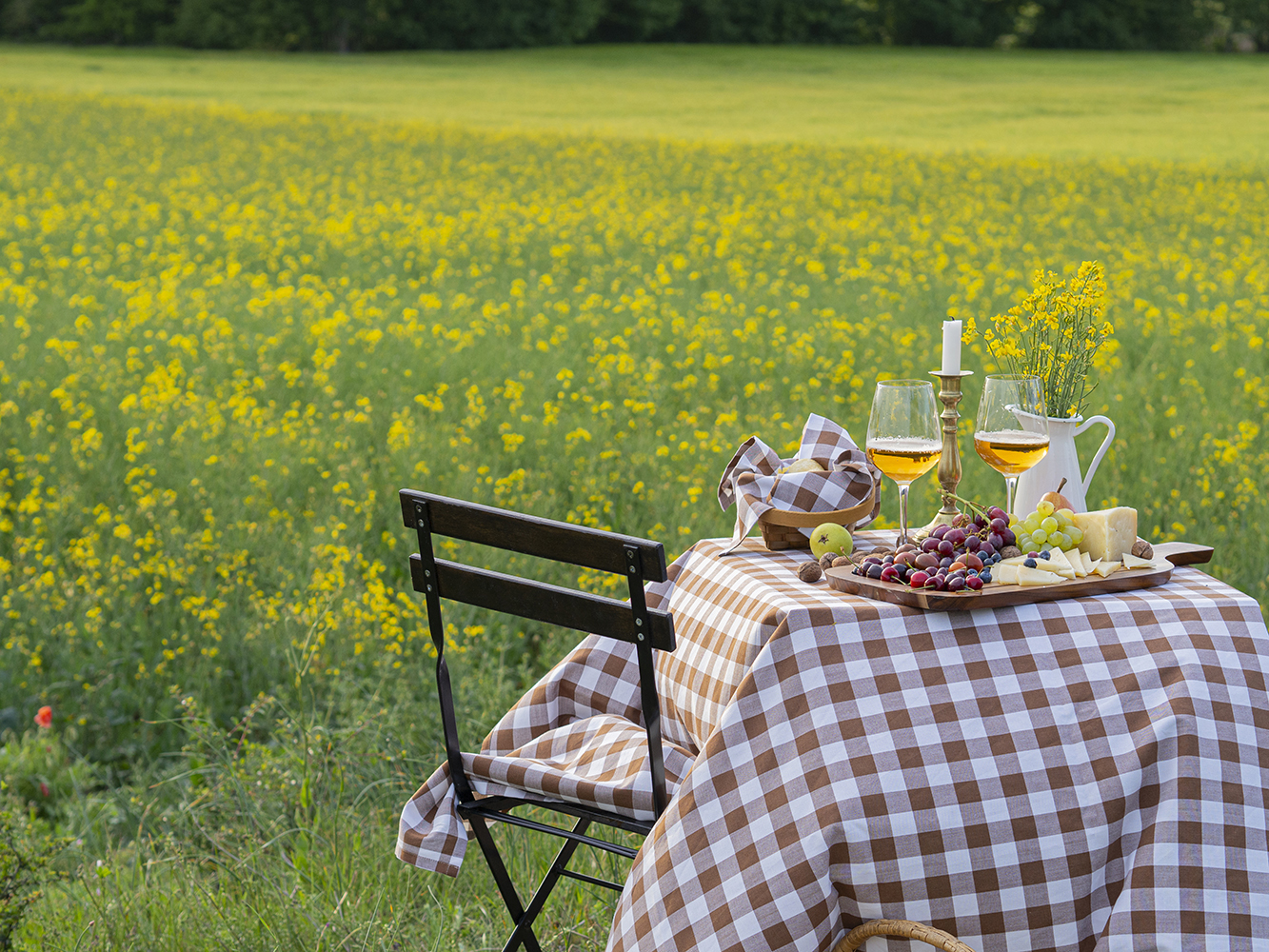 Una mesa campestre entre campos de colza para celebrar el amor_26